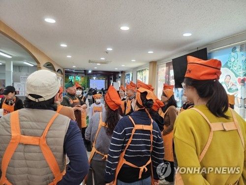 업무 배치 받는 봉사자들