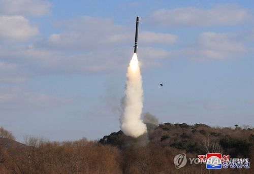 北, 전략순항미사일 시험발사…김정은 "전쟁억제수단 완비"