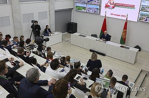 기자회견하는 루카셴코 대통령