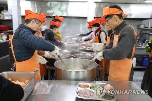 배식하는 봉사자들