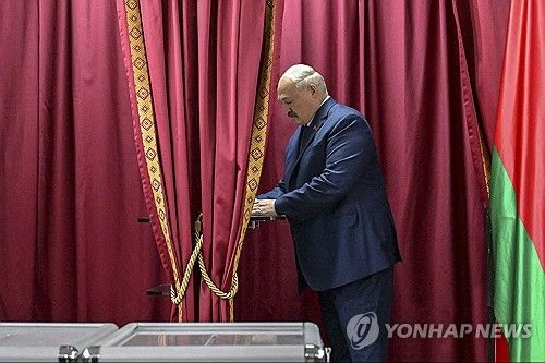 투표하는 루카셴코 대통령