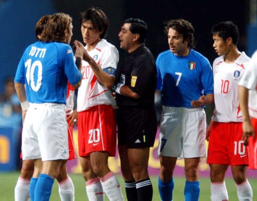 2002년 월드컵 한국과의 16강전에서 모레노 주심에게 어필하는 이탈리아 토티