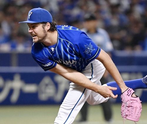 2023년 요코하마에서 던진 바워의 모습