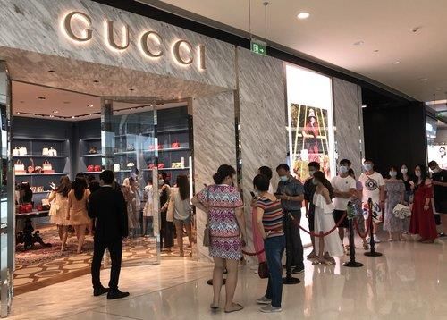 구찌 매장 입장 기다리는 중국 고객들