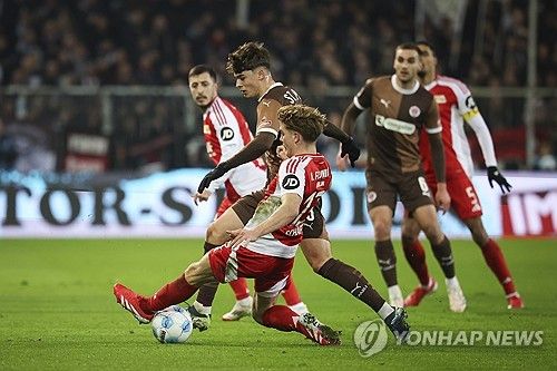 경합하는 우니온 베를린과 장크트파울리 선수들