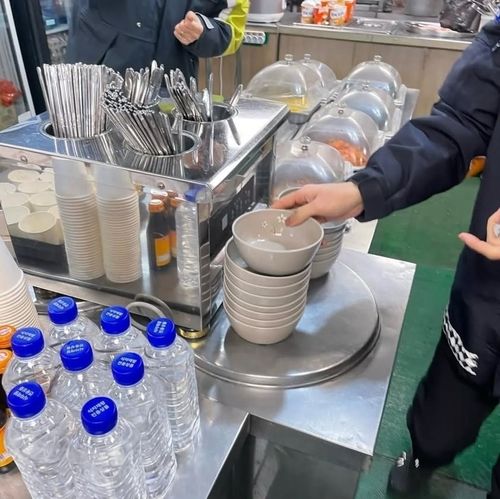 준비된 각종 반찬과 식기류