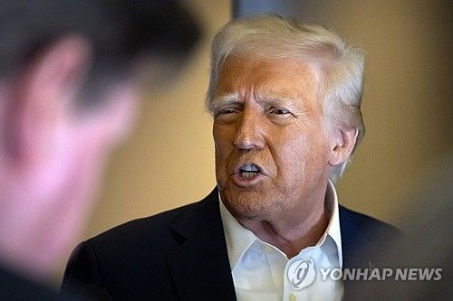 도널드 트럼프 미국 대통령이 25일(현지시간) 에어포스원 기자회견을 하고 있다. [AP=연합뉴스]