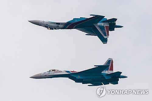 2024년 11월 13일 중국에서 곡예 비행 중인 러시아 공군 Su-35 전투기