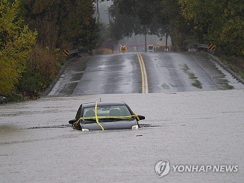 작년 11월 21일 미국 캘리포니아주 한 도로가 홍수에 잠겨있다. [EPA=연합뉴스 자료사진]