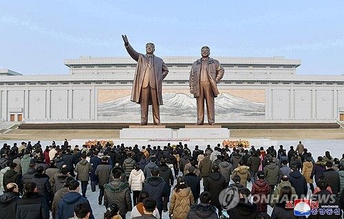 북한 주민들, 설 명절 맞아 김일성·김정일 동상에 헌화