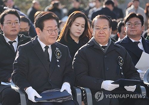 국민의힘 권영세 비상대책위원장과 더불어민주당 이재명 대표