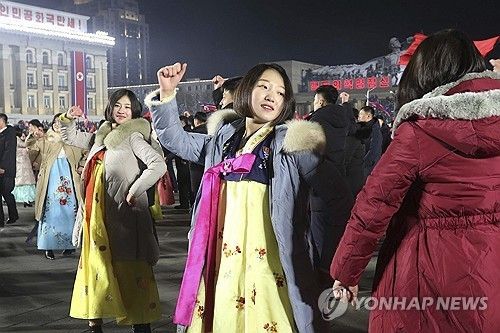 지난해 12월 31일 평양 김일성광장에서 새해맞이를 하는 북한 젊은이들. [AP=연합뉴스]