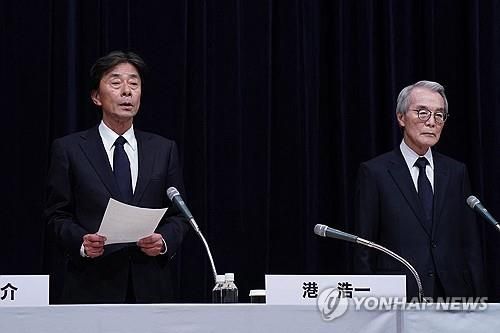 27일 기자회견하는 후지TV 가노(오른쪽) 회장과 미나토 사장