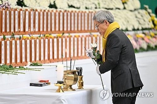 제주항공 여객기 사고 희생자 합동분향소에서 헌화하는 권영국 대표