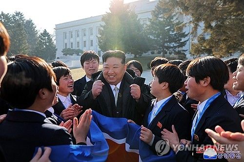 김정은, 노력혁신자 공로자들과 기념사진