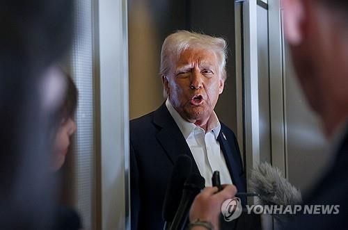 에어포스원에서 기자들의 질문에 답하고 있는 트럼프 대통령 