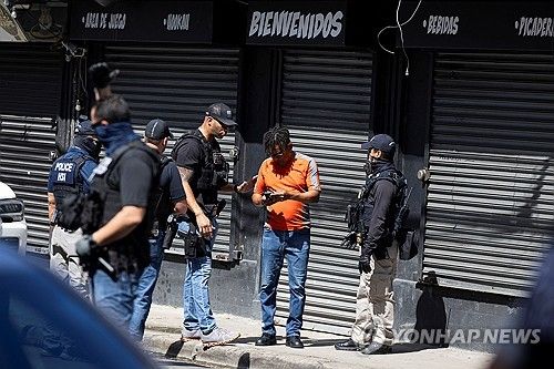 26일(현지시간) 푸에르토리코에서 국토안보부 요원들이 불법이민자 단속을 위한 검문을 하고 있다. [로이터=연합뉴스]