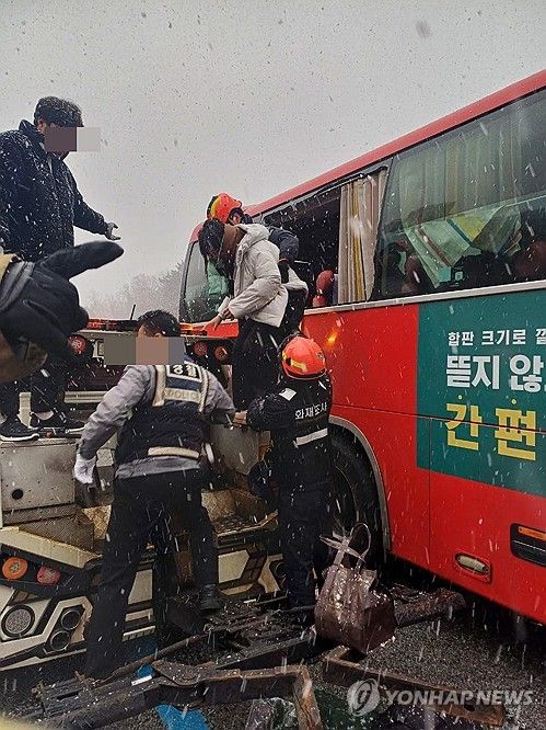 경부고속도로 하행선 3중 추돌 버스