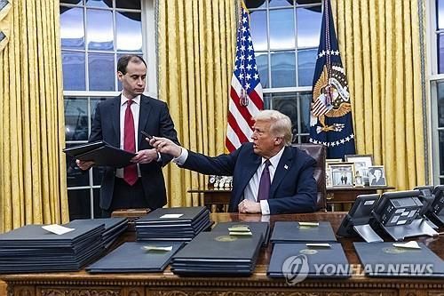 취임 첫날 행정명령에 서명하는 트럼프