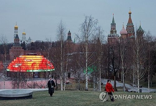 눈 없는 모스크바 자랴디예 공원 걷는 시민