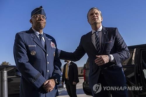 첫 출근하는 헤그세스 미국 국방장관(오른쪽)