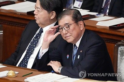 이시바 시게루 일본 총리(오른쪽)와 하야시 요시마사 관방장관