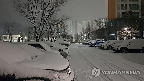 주차된 차 위에 수북이 쌓인 눈