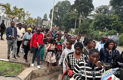 대피하는 사람들