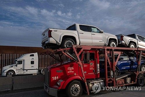 멕시코에서 생산된 자동차를 미국으로 운반하는 트럭