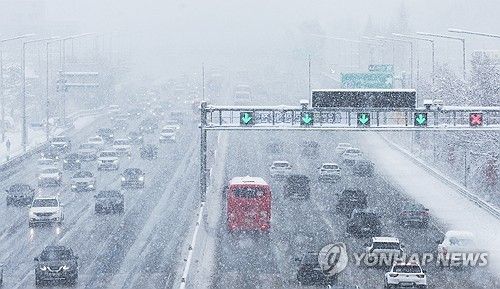 대설 경보 속 서행하는 차량
