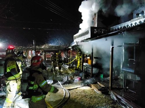 홍천 화재 진화하는 소방대원