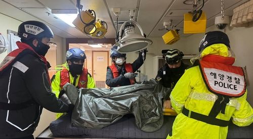 경비함정으로 이송되는 울릉도 응급환자