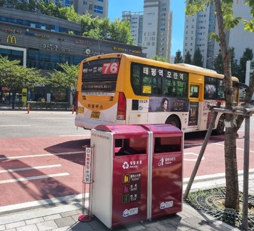 판교역 앞 거리 쓰레기통