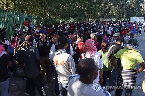 27일(현지시간) 멕시코 남부 타파출라에 몰려든 이민자들