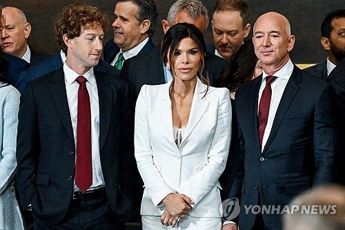 마크 저커버그 메타 CEO(좌측)와 제프 베이조스 아마존 창업자(우측)