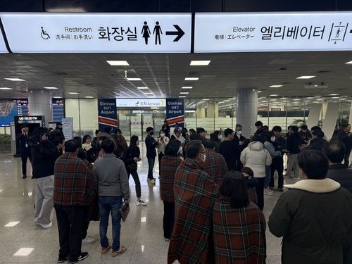 김해공항 국제선 도착장에 모인 에어부산 대피 승객들