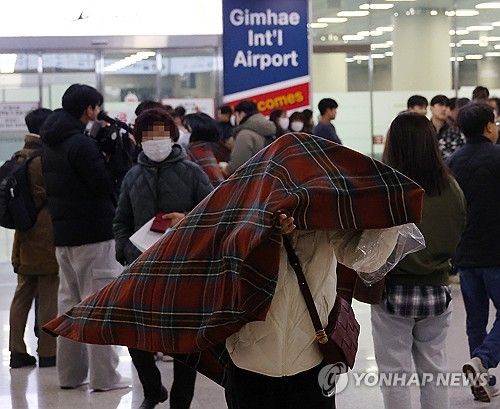 공항 나서는 화재 여객기 승객들