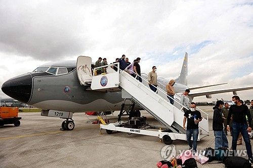 콜롬비아 군용기에서 내리는 미국 추방 이민자들