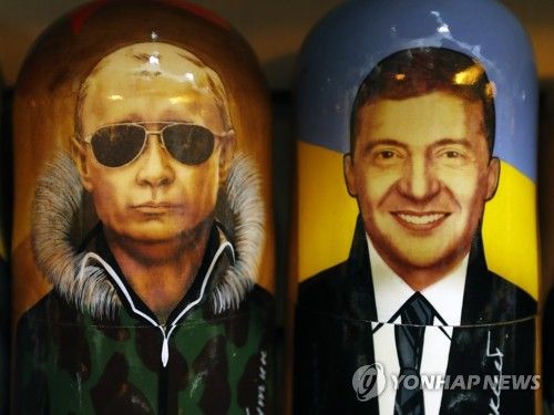 블라디미르 푸틴 러시아 대통령(왼쪽)과 볼로디미르 젤렌스키 우크라이나 대통령이 그려진 러시아 마트료시카 인형(2019년)