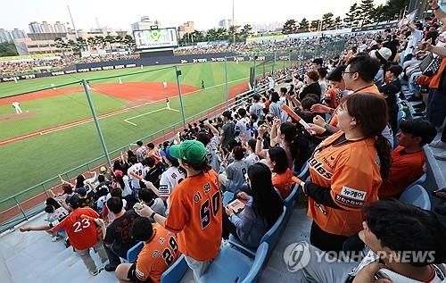 청주 야구장 가득 메운 응원 열기