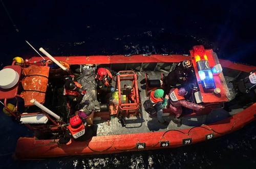 단정으로 경비함정에 옮겨지는 울릉도 응급환자