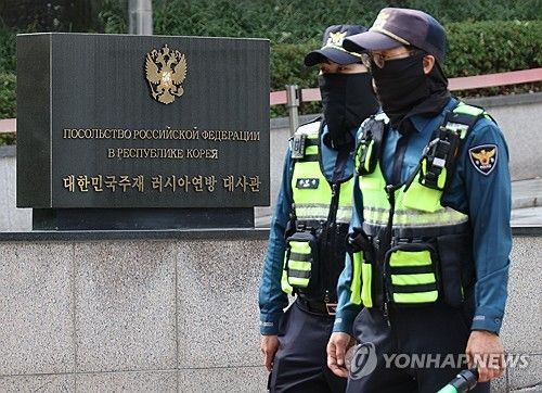 주한러시아대사관 지키는 경찰