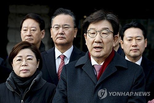 입장 밝히는 권성동 원내대표