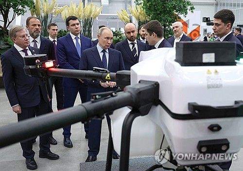 드론센터 방문한 푸틴