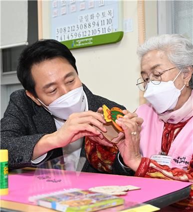 27일 시립동부데이케어센터를 찾아 어르신과 복주머니를 만드는 오세훈 시장