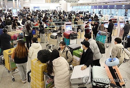 설 명절 앞두고 붐비는 인천공항
