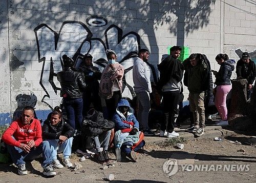 멕시코시티 멕시코난민지원위원회 앞 난민신청 대기자들