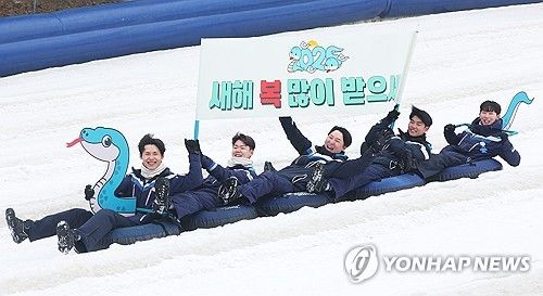 푸른 뱀 눈썰매 타고 새해 인사