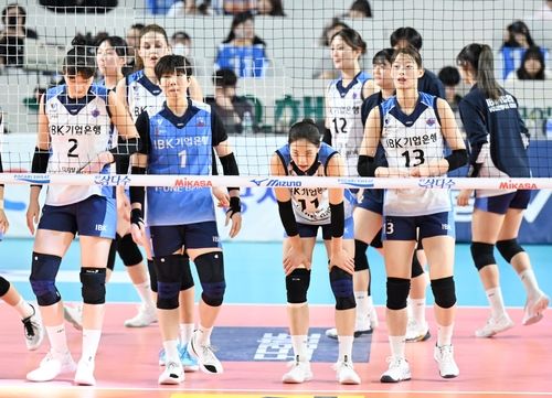 한국도로공사전 패배를 아쉬워하는 IBK기업은행 선수들