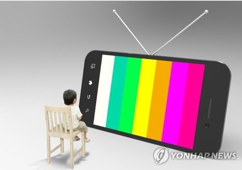 스마트폰 영상에 빠진 어린이